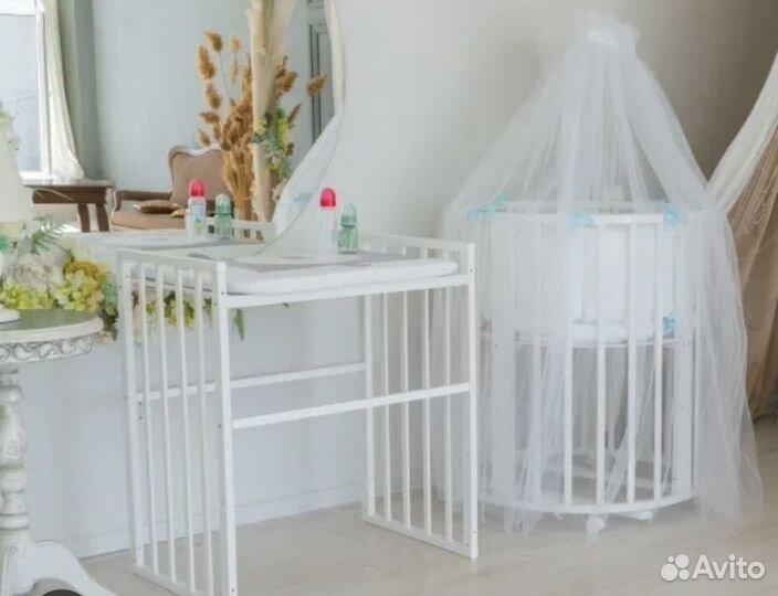 Детская кроватка с маятником белая