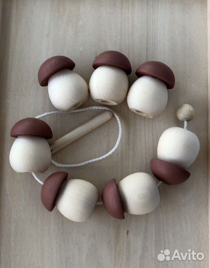 Шнуровка (игрушки Монтессори)