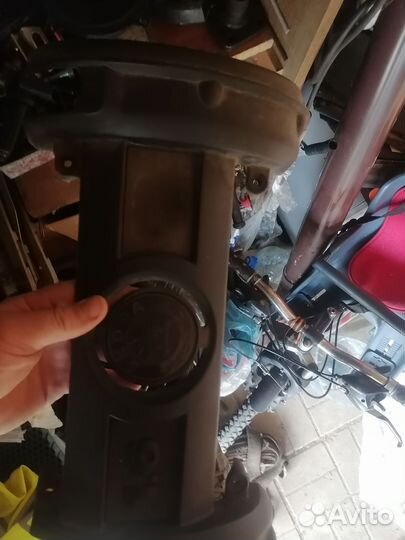 Крышка двигателя