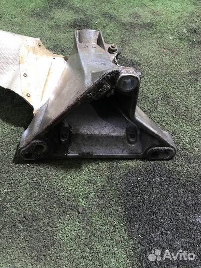 Лапа двигателя Volkswagen Passat B5 ATW 1.8