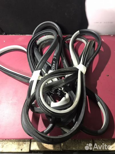 Уплотнитель двери Opel Astra H