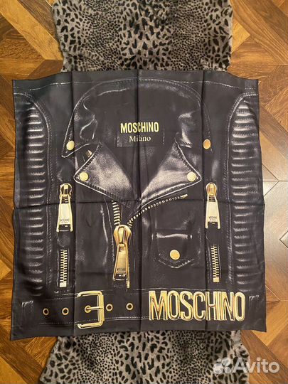 Новый платок Moschino