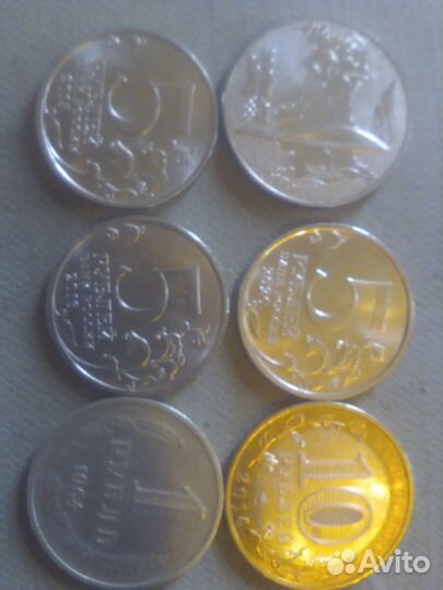 Монета рубль с буквой р