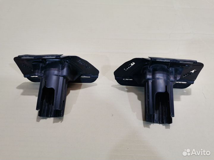 Кронштейн форсунки омывателя правый Skoda Superb