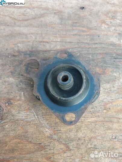 Подушка крепления двигателя левая Toyota Prius