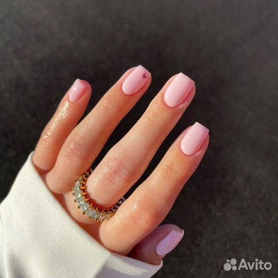 Модель на маникюр