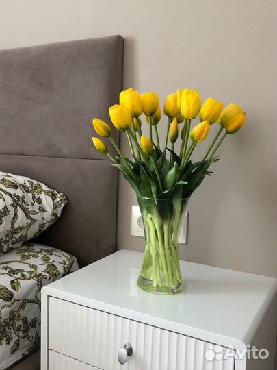 Искусственные тюльпаны в имитации воды