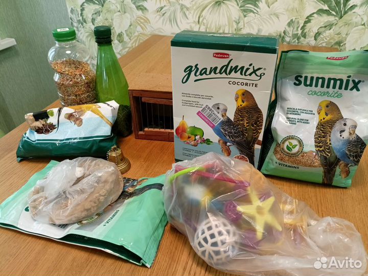 Корм для волнистых попугаев и переноска