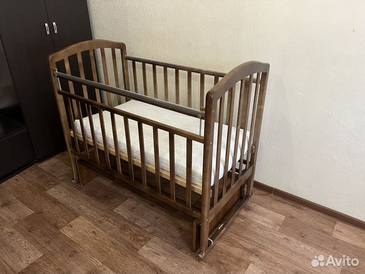 Детская кроватка с маятником