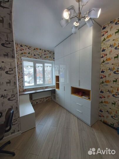 Письменный стол у окна на заказ