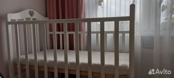 Детская кроватка с маятником
