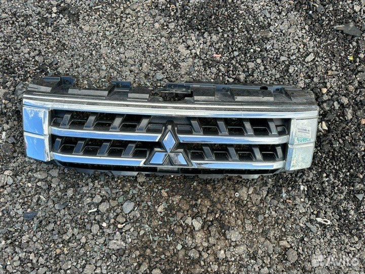 Решетка радиатора Mitsubishi Pajero 4 2006-2018