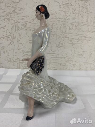 Статуэтка фарфоровая