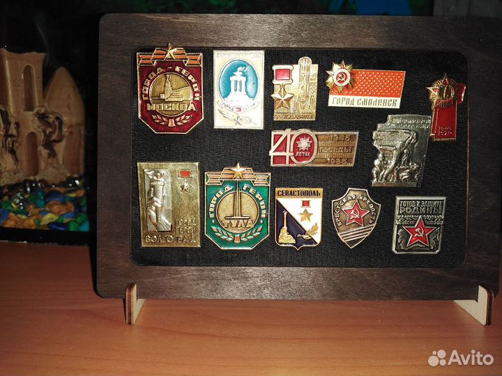 Коллаж из значков СССР