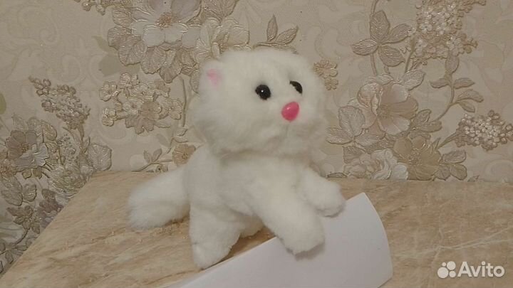 Белый котенок ручной работы