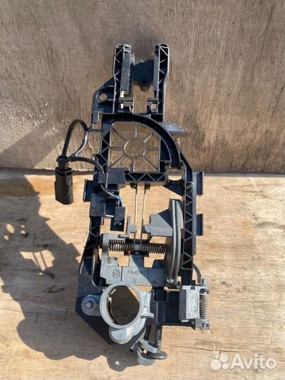 Кронштейн ручки двери правый Volkswagen Passat Cc