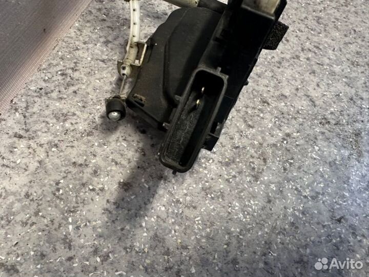 Замок двери передний правый Nissan Almera G15