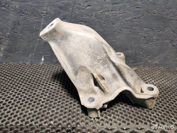 Кронштейн опоры двигателя передний левый Audi A6