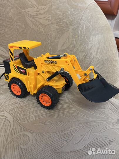 Машина грейдер на пульте управления