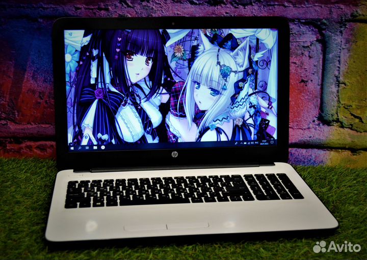 Ноутбук HP в стильном чёрно-белом оформлении