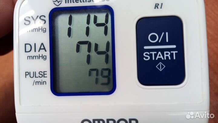 Электронный тонометр на запястье