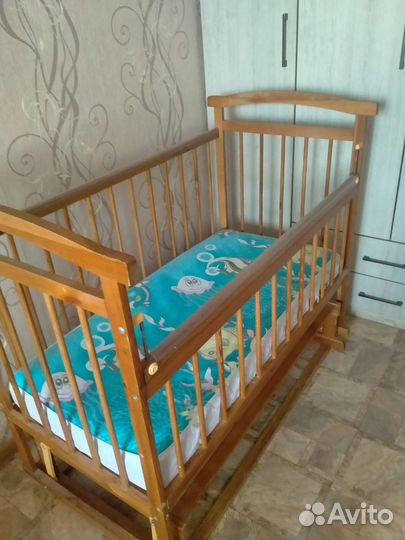 Детская кроватка с маятником