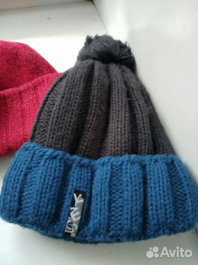 Две шапочки красная велюровая и вязаная с помпоном