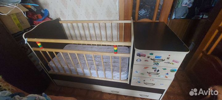 Детская кроватка с маятником