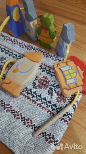 Детская деревянная игрушка-шнуровка Теремок