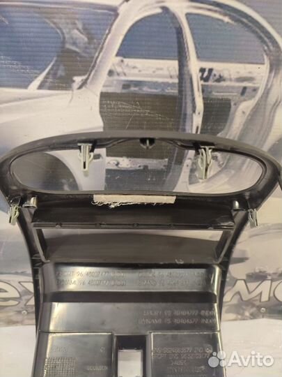 Накладка центральная на торпедо Peugeot 206