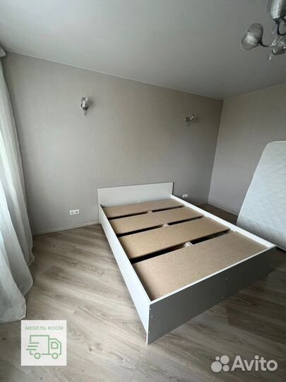 Кровать с прочным основанием