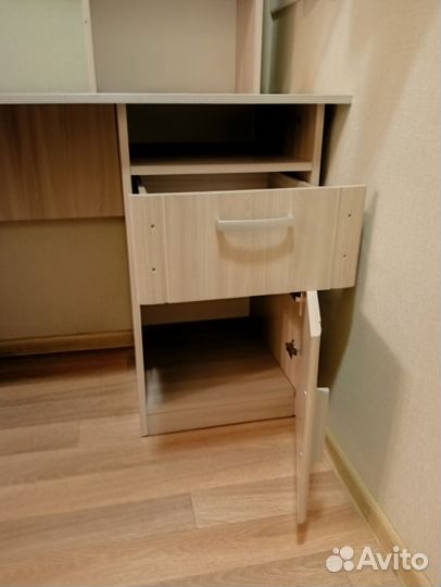 Компьютерный стол с полками