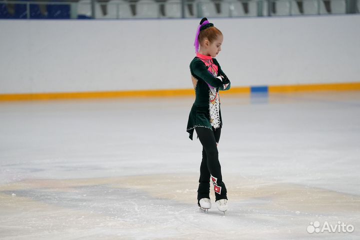 Костюм для выступлений по фигурному катанию