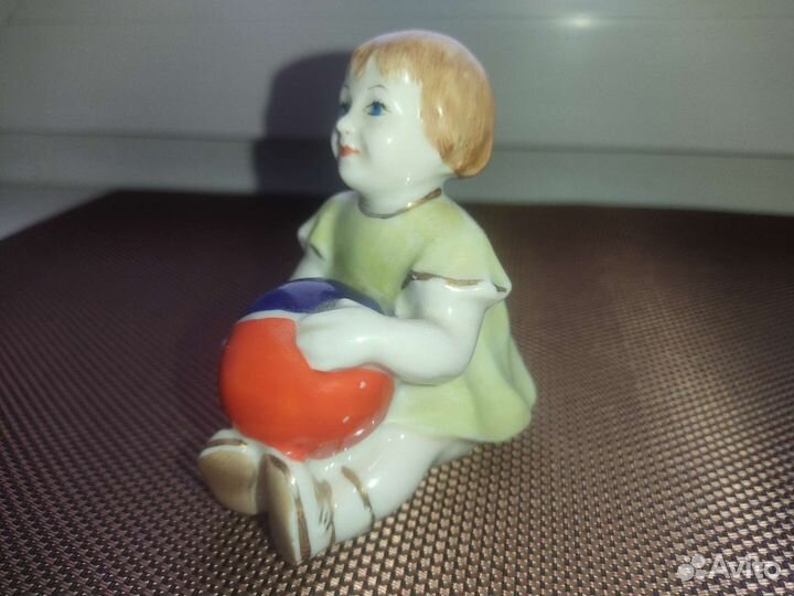 Статуэтка Девочка с мячом Старый Киев