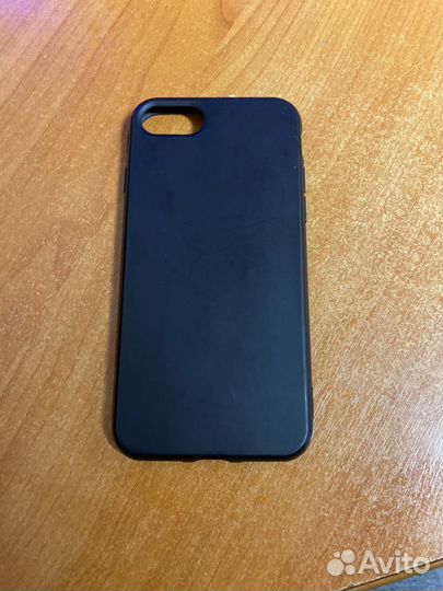 Чехол черный на iPhone