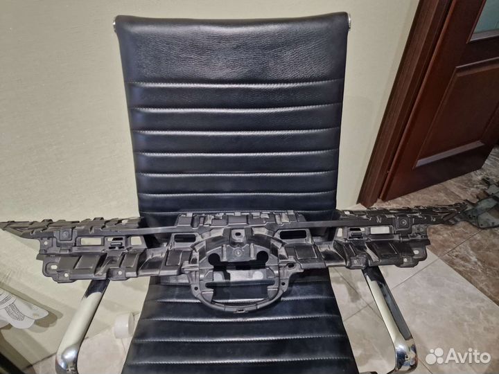 Кронштейн решетки радиатора RAV4 XA50 2021