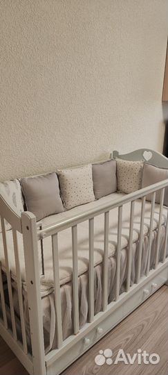 Детская кроватка с маятником и ящиком