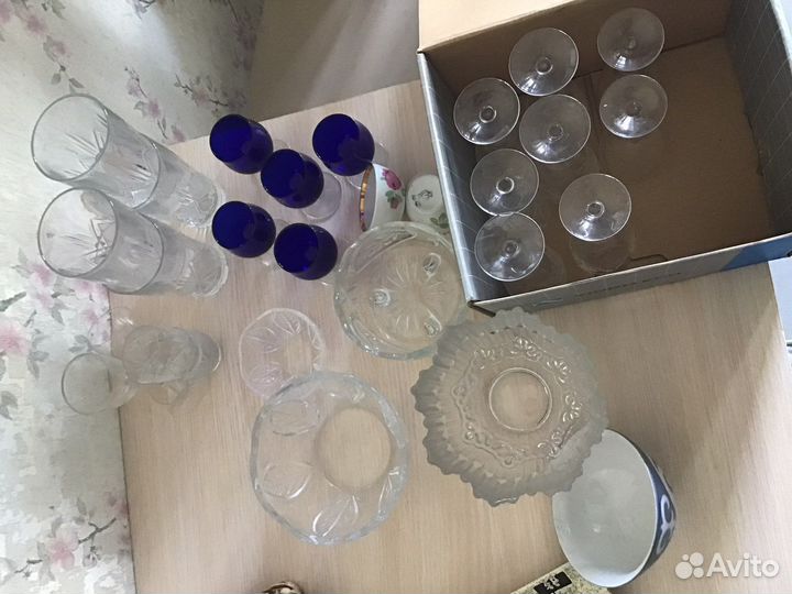 Стаканы бокалы чашки блюца тарелки графин салатник
