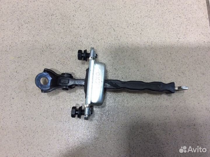 Ограничитель двери передний правый Hyundai Solaris