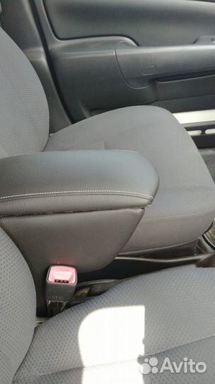 Подлокотник Toyota Succeed