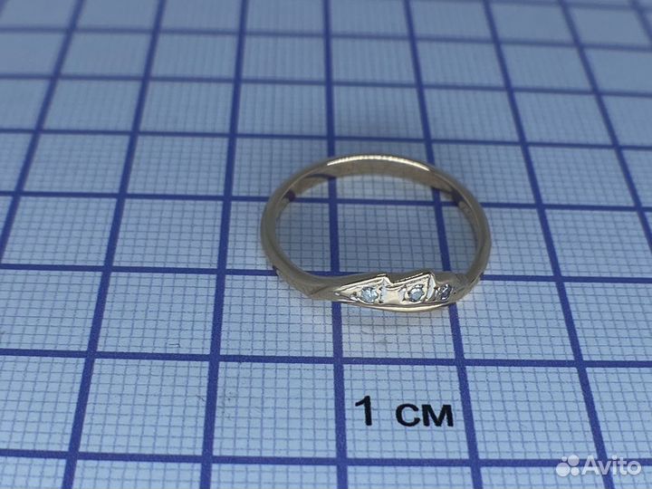 Золотое кольцо с бриллиантом