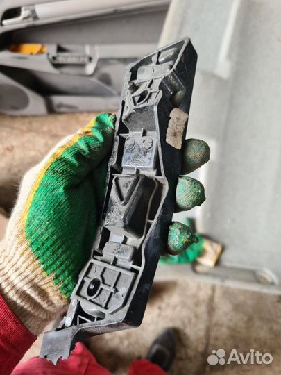 Крепление бампера левое Geely Coolray SX11 2020