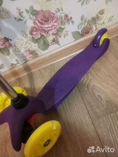 Самокат новый 3-х колесный со светящимися колесами