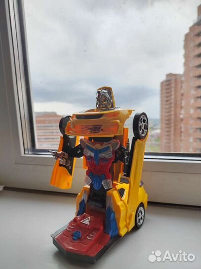 Робот трансформер бамблби