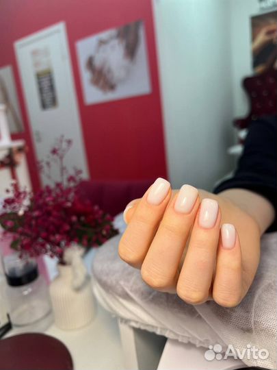 Маникюр, педикюр в салоне красоты