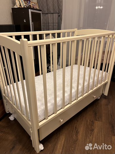 Детская кроватка с маятником и ящиком