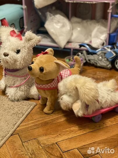 Интерактивные собачки. Белая на поводке ходит лает