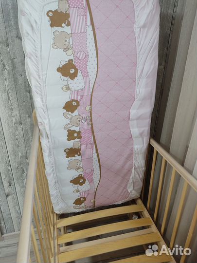 Детская кроватка с маятником