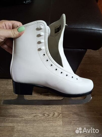 Коньки фигурные р. 37
