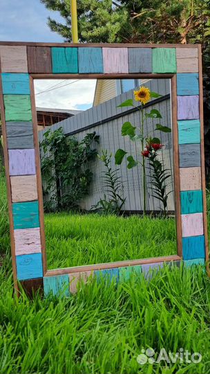 Зеркало в деревянной раме